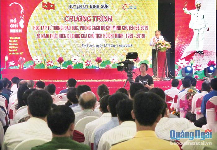 GS.Hoàng Chí Bảo, nguyên Ủy viên Hội đồng Lý luận Trung ương, nói chuyện chuyên đề 50 năm thực hiện Di chúc của Bác ở huyện Bình Sơn.