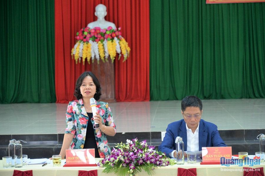 Bà Phạm Thị Thu Trang- Phó Trưởng đoàn chuyên trách Đoàn ĐBQH tỉnh thông tin đến cử tri về kết quả kỳ họp thứ 8, Quốc hội khóa XIV