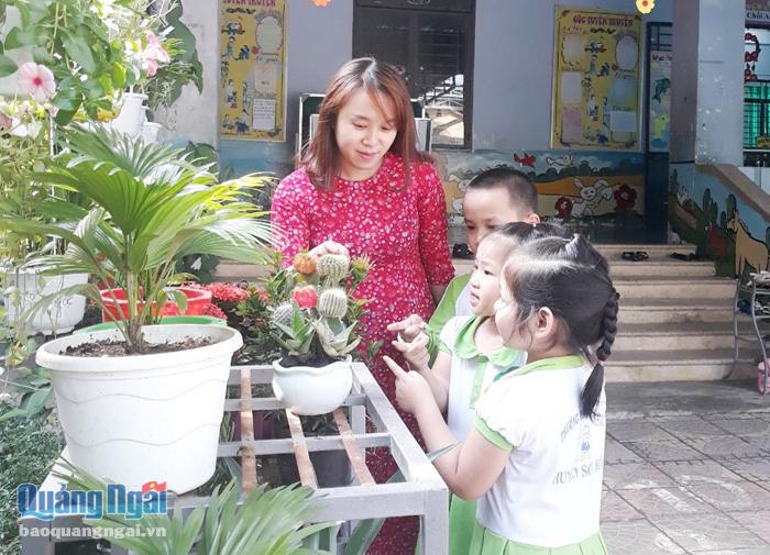 Phó Hiệu trưởng Trường Mầm non 17.3 (Sơn Hà) Nguyễn Thị Nguyên Khoa bên học trò thân yêu.