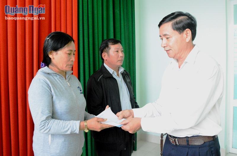 Ông Phùng Đình Toàn trao tiền hỗ trợ cho gia đình các ngư dân.