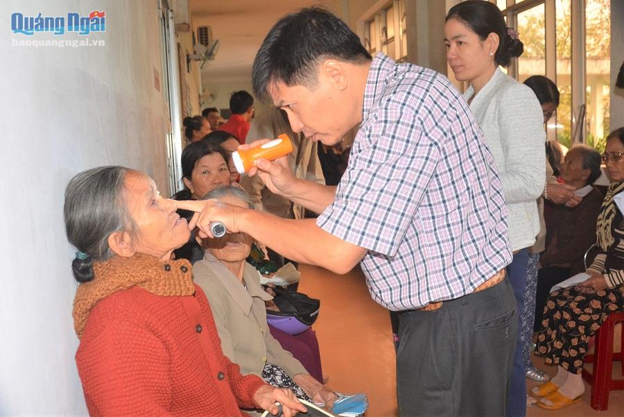 Đợt này, có khoảng 300 người dân nghèo được khám sàng lọc miễn phí các bệnh về mắt