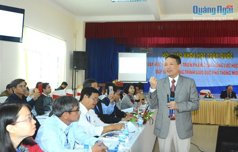 PGS.TS Nguyễn Văn Khánh trình bày tham luận tại hội thảo.