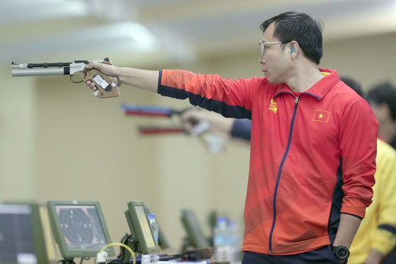 Hoàng Xuân Vinh thi đấu nội dung 10m súng ngắn hơi nam. Ảnh: DŨNG PHƯƠNG