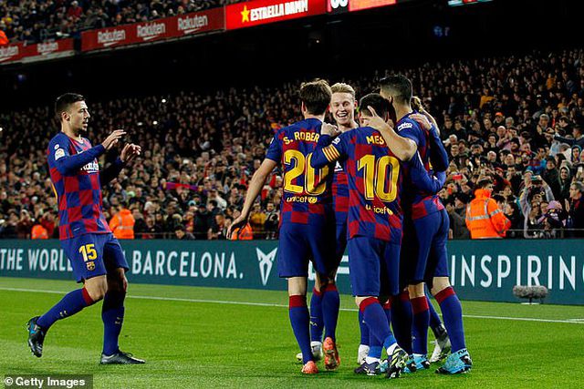 Messi chói sáng với cú đúp vào lưới Mallorca