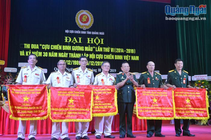Chủ tịch Hội CCB Việt Nam, Thượng tướng Nguyễn Văn Được tặng cờ thi đua xuất sắc cho các tập thể, cá nhân thuộc Hội CCB tỉnh.