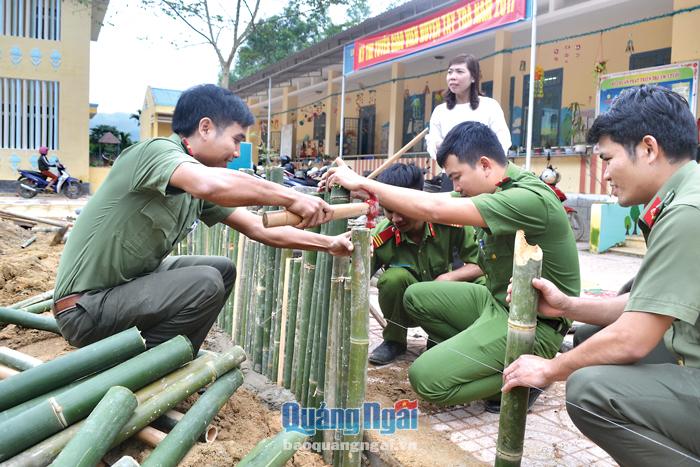 Cán bộ, chiến sĩ Công an huyện Tây Trà giúp dựng tường rào, cổng ngõ trường học.