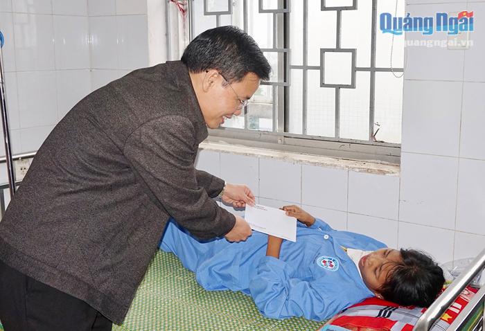 Lãnh đạo Công ty Điện lực Quảng Ngãi trao quà cho bệnh nhân bệnh hiểm nghèo.