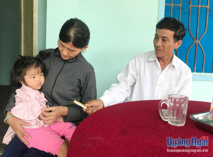 Anh Nguyễn Văn Hiền gặp tai nạn nguy kịch, các con của anh được ông bà nội chăm sóc.