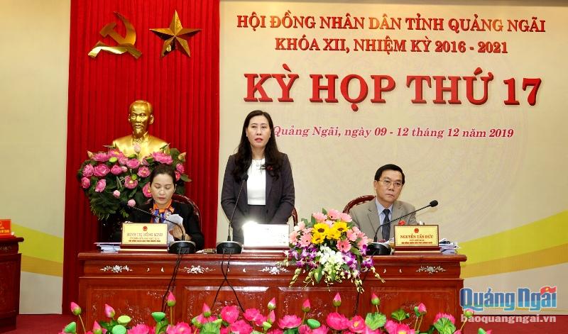 Phó Bí thư Thường trực Tỉnh ủy, Chủ tịch HĐND tỉnh Bùi Thị Quỳnh Vân phát biểu tại phiên họp