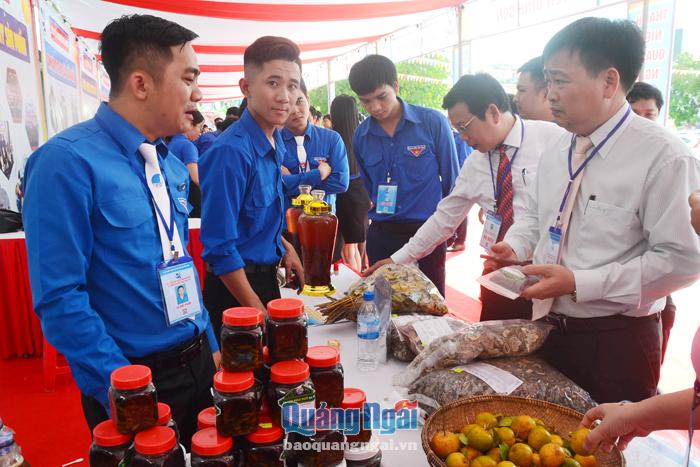 Gian trưng bày sản phẩm của CLB thu mua nông sản thuộc Hội LHTN Việt Nam huyện Ba Tơ.