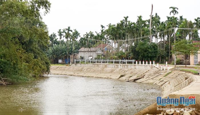 Bờ sông Phủ mới được đầu tư xây dựng kè bên xã Nghĩa Trung (Tư Nghĩa).