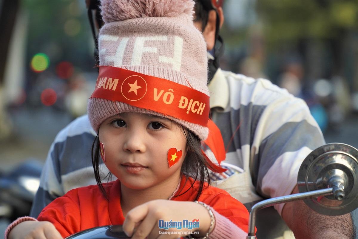 Không phân biệt tuổi tác, hàng triệu trái tim đang hướng về đội tuyển U22 Việt Nam