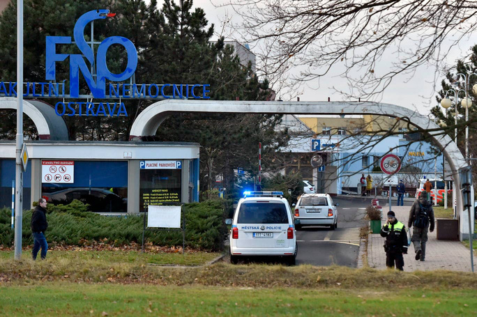 Ít nhất 6 người thiệt mạng và 2 người bị thương nặng trong vụ xả súng tại một bệnh viện ở TP Ostrava. Ảnh: AP