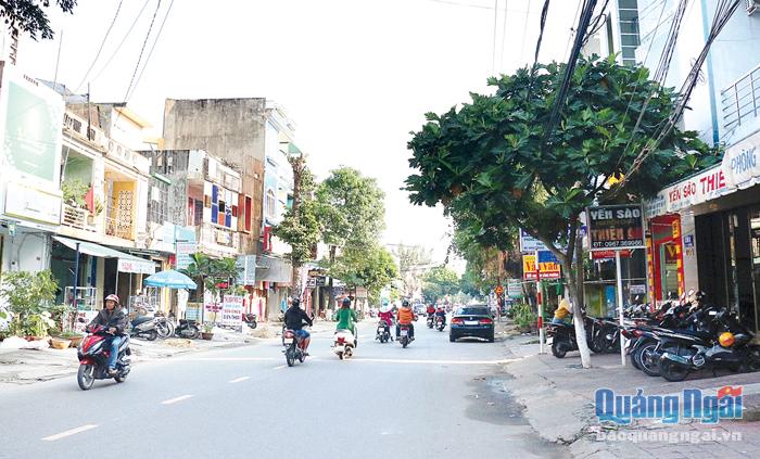 Do không có vỉa hè, hệ thống thoát nước, nên một số người dân dọc tuyến đường Nguyễn Công Phương lấn chiếm lề đường để kinh doanh, xả nước thải ra đường, tiềm ẩn nguy cơ mất an toàn giao thông.