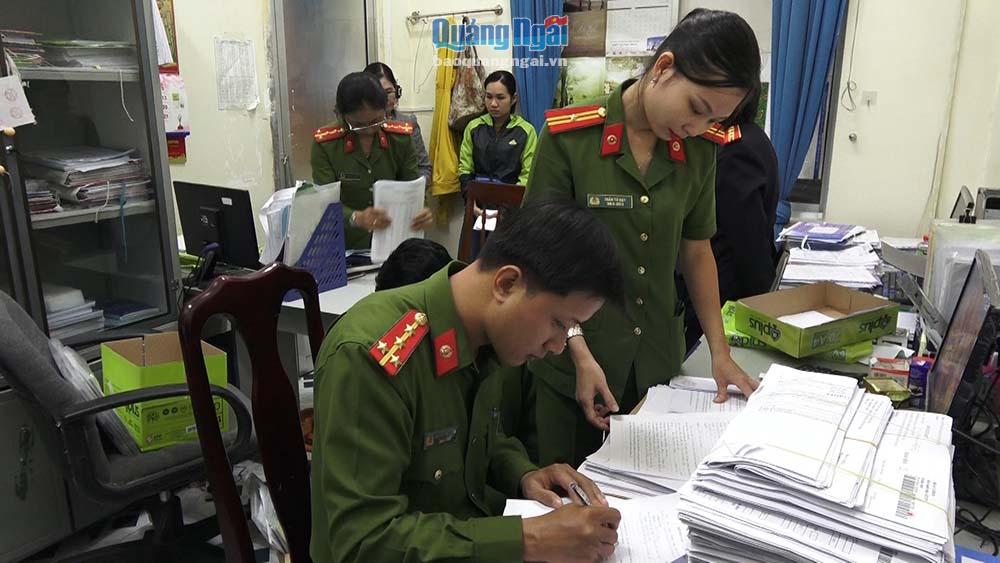 Phòng Cảnh sát kinh tế khám xét phòng làm việc của các đối tượng bị khởi tố tại bệnh viện đa khoa Sơn Tịnh