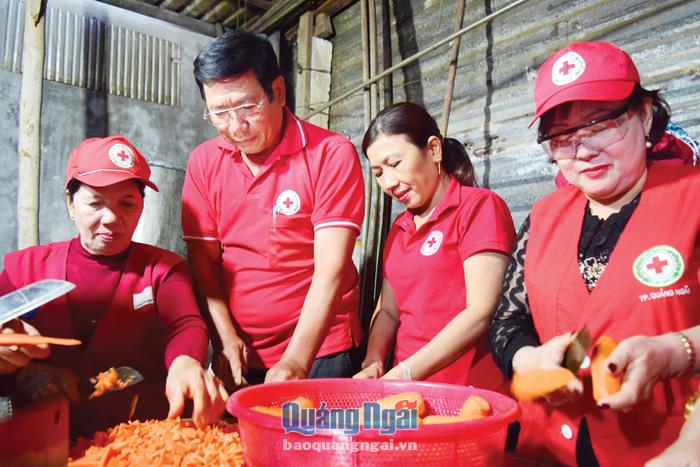 Ông Nguyễn Ngọc Giao và các tình nguyện viên nấu cháo giúp bệnh nhân nghèo. 