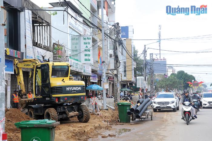 Thi công vỉa hè các tuyến đường Hùng Vương và Lê Trung Đình (TP.Quảng Ngãi) .