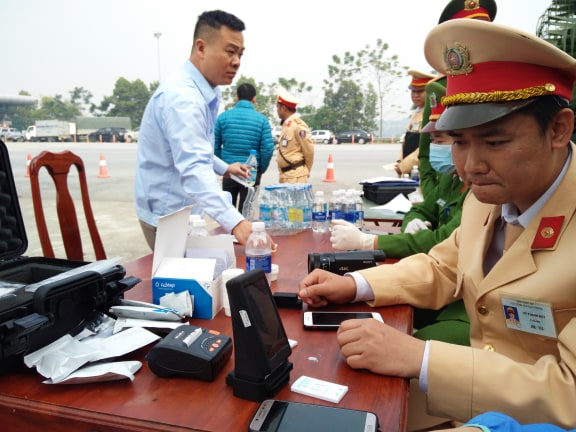 Cục CSGT sử dụng thiết bị mới kiểm tra nhanh chất kích thích trên tuyến cao tốc Hà Nội - Lào Cai.