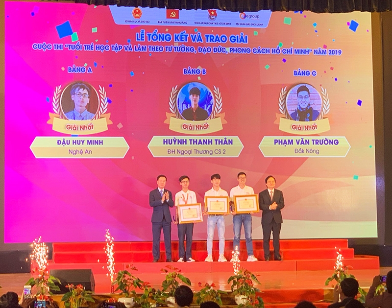 Ủy viên Bộ Chính trị, Bí thư Trung ương Đảng, Trưởng ban Tuyên giáo Trung ương Võ Văn Thưởng và Bộ trưởng Bộ Giáo dục và Đào tạo Phùng Xuân Nhạ trao giải cho 3 thí sinh đoạt giải Nhất cuộc thi.