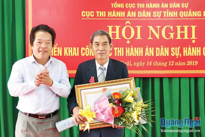 Phó Chủ tịch UBND tỉnh Võ Phiên trao Huân chương Lao động hạng Ba cho nguyên Cục trưởng Cục THADS tỉnh Phan Tấn Nộ. Ảnh: BS