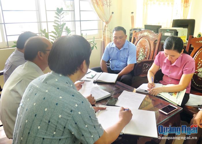Các thành viên Tiểu ban văn kiện của Đảng ủy xã Bình Trị (Bình Sơn) họp bàn các nội dung chuẩn bị phục vụ đại hội đảng bộ xã.