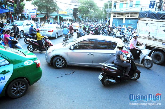 Vào giờ cao điểm nút giao ngã năm cũ (TP.Quảng Ngãi) như một mê hồn trận về giao thông.