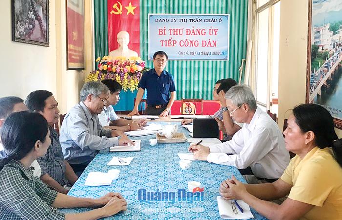  Ủy ban nhân dân thị trấn Châu Ổ (Bình Sơn) tiếp công dân định kỳ hằng tháng. Ảnh:  TL