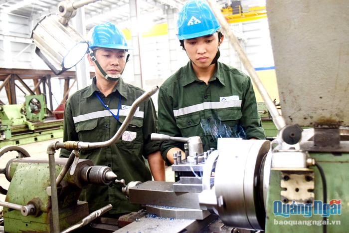 Công nhân đang làm việc tại Nhà máy cơ khí Công ty cổ phần Thép Hòa Phát Dung Quất.