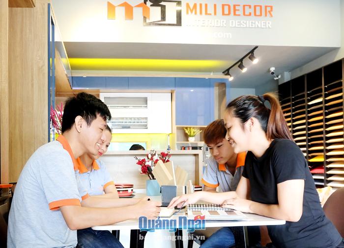 Các thành viên của cơ sở MiliDecor thảo luận, tìm ý tưởng mới cho khách hàng.