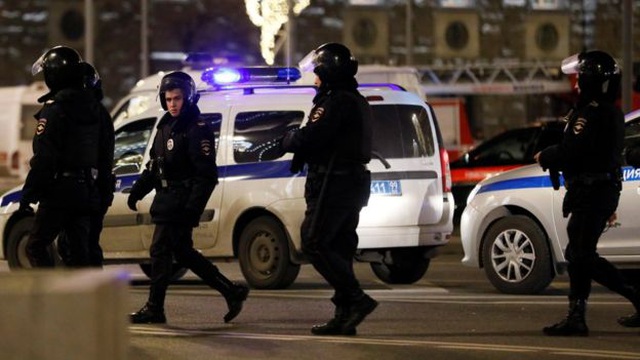 Lực lượng an ninh Nga phong tỏa hiện trường sau vụ nổ súng bên ngoài trụ sở FSB ngày 19/12. (Ảnh: Reuters)