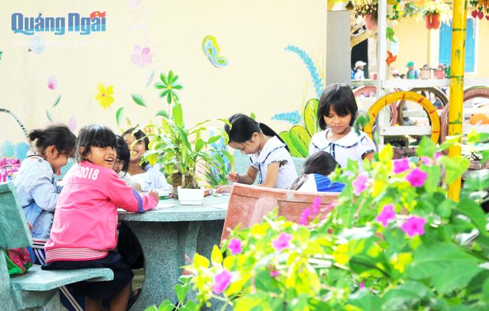 Góc học tập ngoài trời tại Trường Tiểu học Trà Phong (Tây Trà) được xây dựng từ nguồn huy động xã hội hóa.    