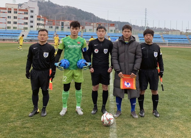 Bùi Tiến Dũng đeo băng đội trưởng của U23 Việt Nam ở trận đấu cuối cùng trong chuyến tập huấn ở Hàn Quốc