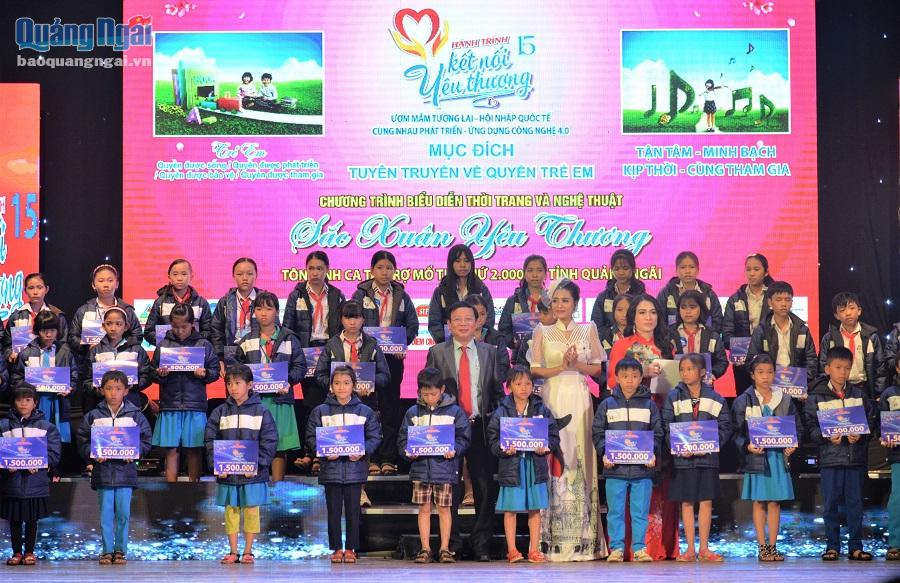 Tại chương trình, đã có 130 em học sinh nghèo vượt khó của tỉnh Quảng Ngãi được trao các phần quà, học bổng ý nghĩa