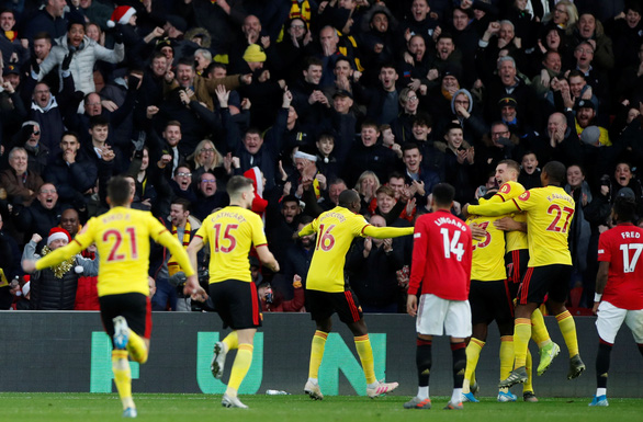 Niềm vui của các cầu thủ Watford sau khi có bàn mở tỉ số - Ảnh: REUTERS