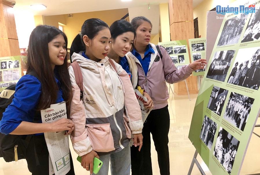 Các em học sinh xem những hình ảnh, tư liệu về Nguyên Bí thư Tỉnh ủy Quảng Ngãi Nguyễn Quang Lâm bên lề lễ Kỷ niệm
