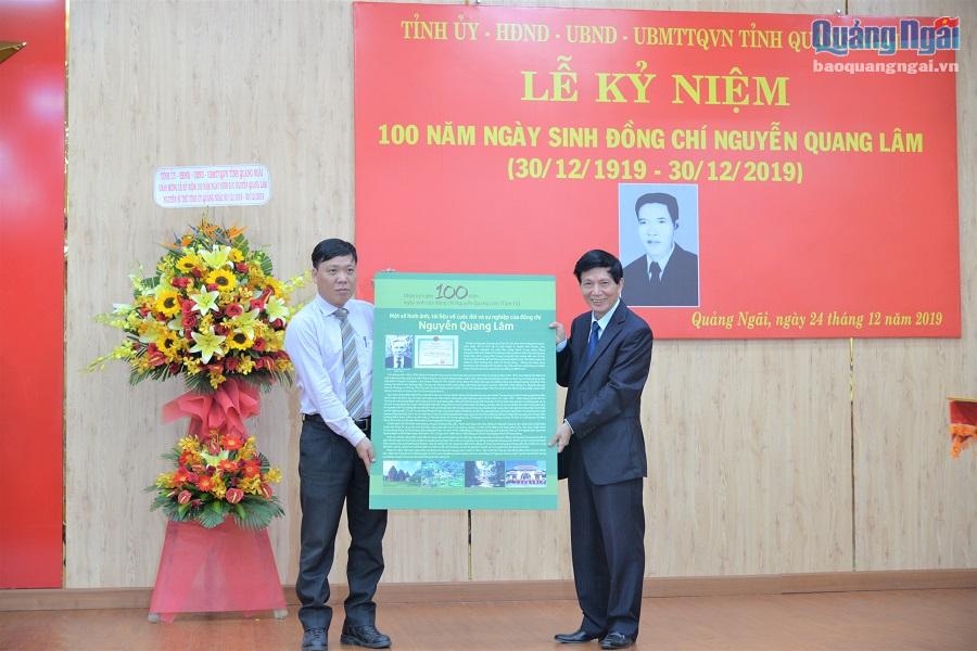 Lãnh đạo Sở VH-TT&DL tỉnh Quảng Ngãi tiếp nhận hình ảnh về cuộc đời, sự nghiệp của đồng chí Nguyễn Quang Lâm từ gia tộc của đồng chí