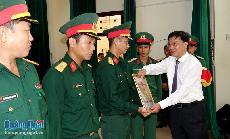 Chủ tịch UBND tỉnh Trần Ngọc Căng trao Bằng khen, khen thưởng cho các tập thể và cá nhân
