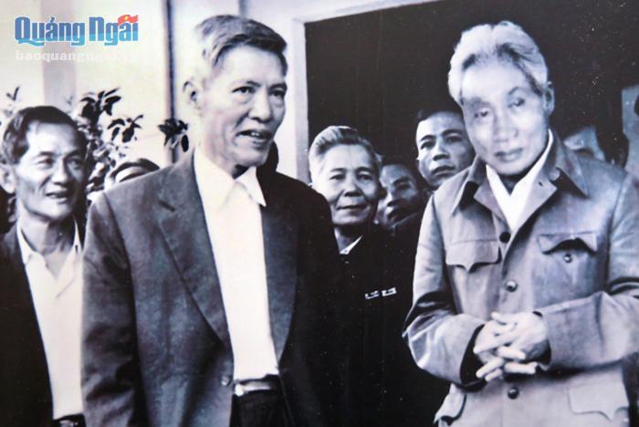 Đồng chí Nguyễn Quang Lâm đón tiếp Thủ tướng Phạm Văn Đồng thăm và làm việc tại tỉnh.  ẢNH: TL