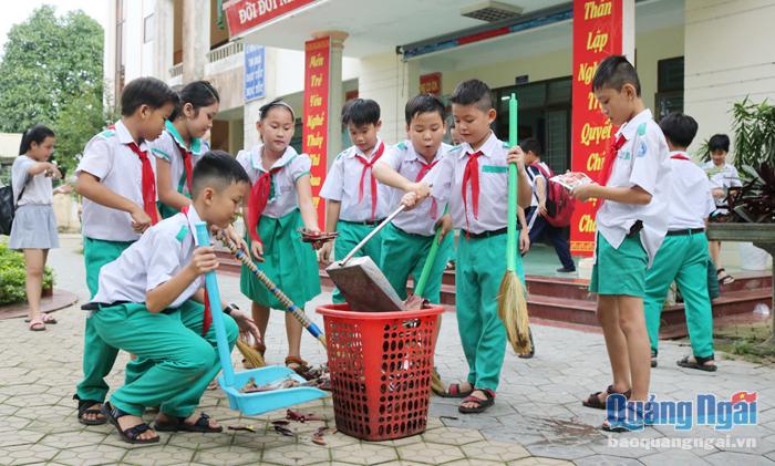Học sinh Trường Tiểu học Lê Hồng Phong (TP.Quảng Ngãi)  tham gia mô hình “Tiếng trống sạch trường”.