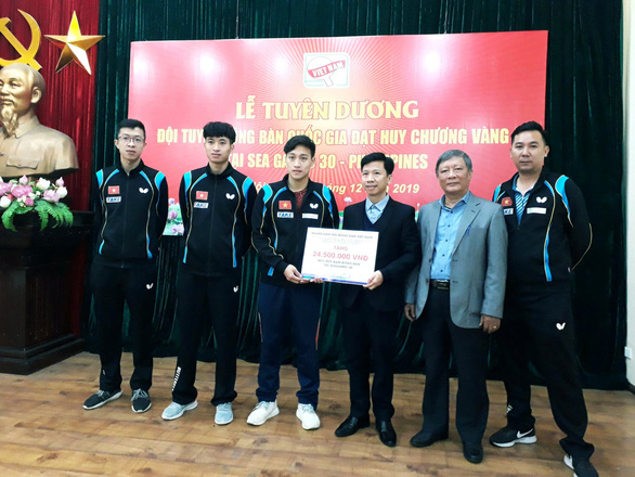 Một trong các nhà tài trợ trao thưởng cho HCV của bóng bàn Việt Nam - Ảnh: KHƯƠNG XUÂN