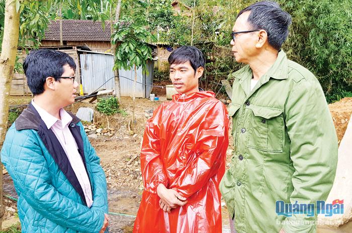 Bí thư Đảng ủy xã Ba Tô Thành Minh Thuận (ngoài cùng bên trái) trực tiếp xuống cơ sở vận động người dân nhường đất thực hiện dự án đường vào KDC Làng Tiết.