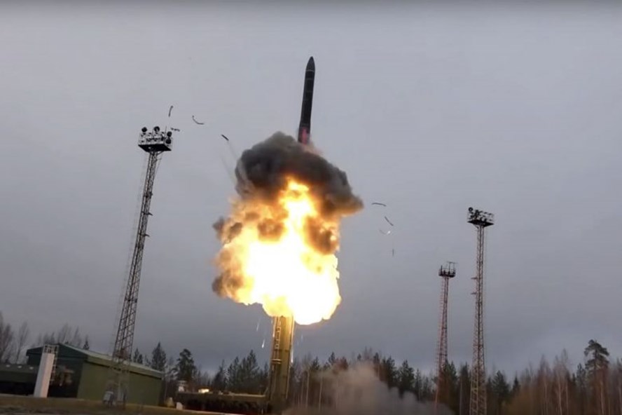 Một tên lửa liên lục địa Nga rời bệ phóng. Ảnh: AP.