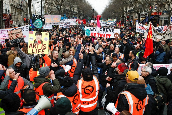 Những người đình công tham gia cuộc biểu tình ở Paris - Pháp hôm 28-12Ảnh: REUTERS