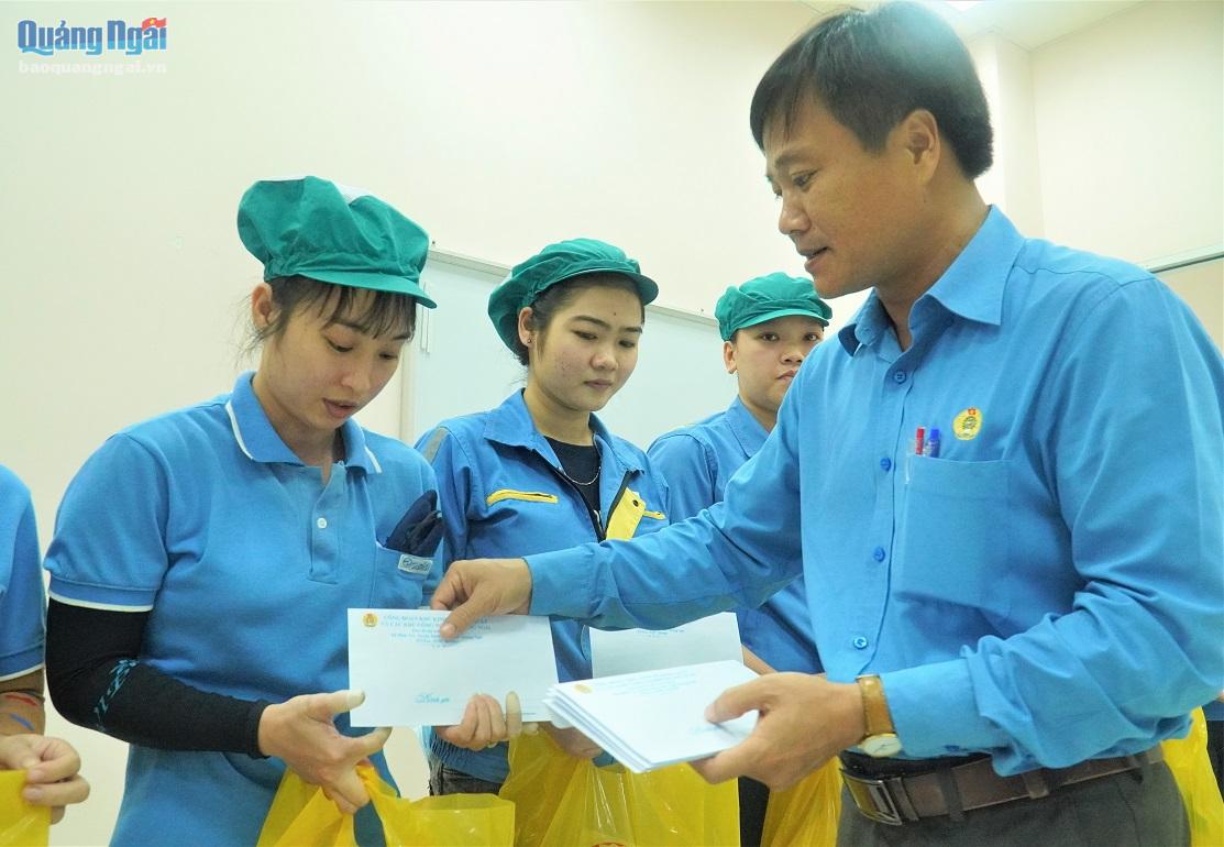 Lãnh đạo Công đoàn KKT Dung Quất và các KCN Quảng Ngãi trao quà Tết cho đoàn viên công đoàn có hoàn cảnh khó khăn.