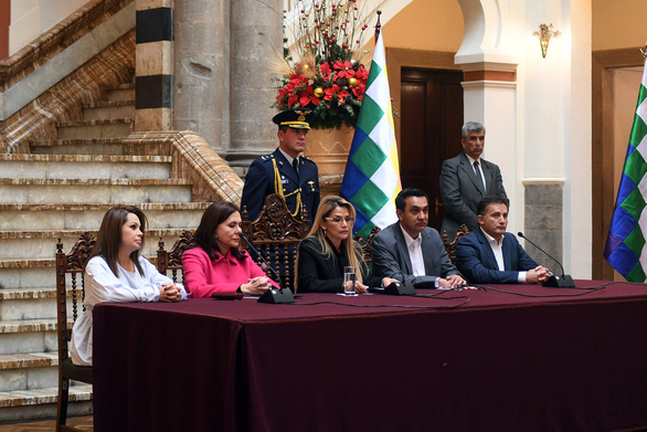 Tổng thống lâm thời Bolivia Jeanine Anez (ngồi giữa) phát biểu tại cuộc họp báo ở La Paz ngày 30-12 - Ảnh: AFP