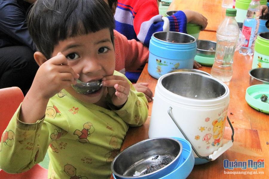 Điều kiện kinh tế ở vùng sâu vùng xa thuộc 6 huyện miền núi của Quảng Ngãi còn khó khăn, nên rất nhiều em học sinh chưa thể có được một bữa cơm trưa đủ đầy