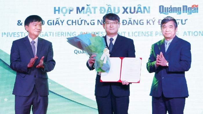 Chủ tịch UBND tỉnh Trần Ngọc Căng cùng lãnh đạo Ban Quản lý KKT Dung Quất và các KCN tỉnh trao giấy chứng nhận cho nhà đầu tư.  Ảnh: P.Danh