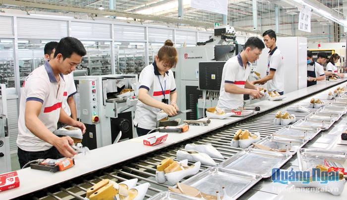 Công nhân Công ty TNHH Proprewell Việt Nam (KCN VSIP Quảng Ngãi) đang hoàn thiện sản phẩm giày.             Ảnh: TN