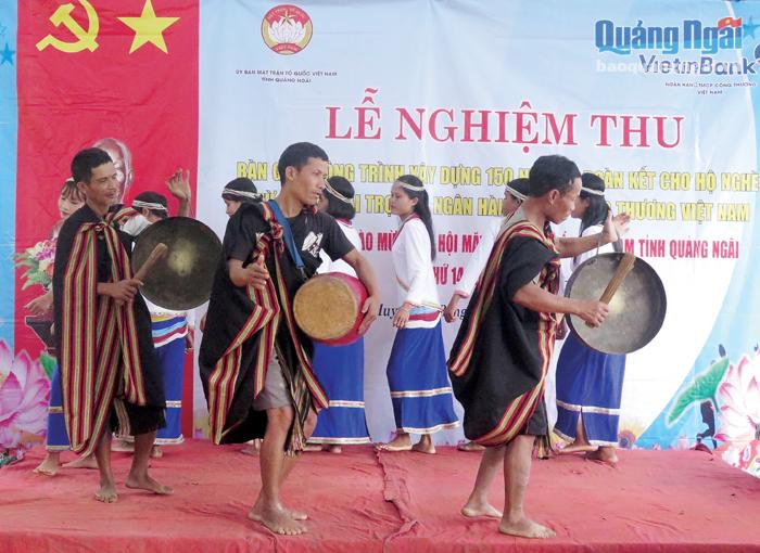 Nhân dân thôn Trà Khương, xã Trà Lâm (Trà Bồng) biểu diễn cồng chiêng.