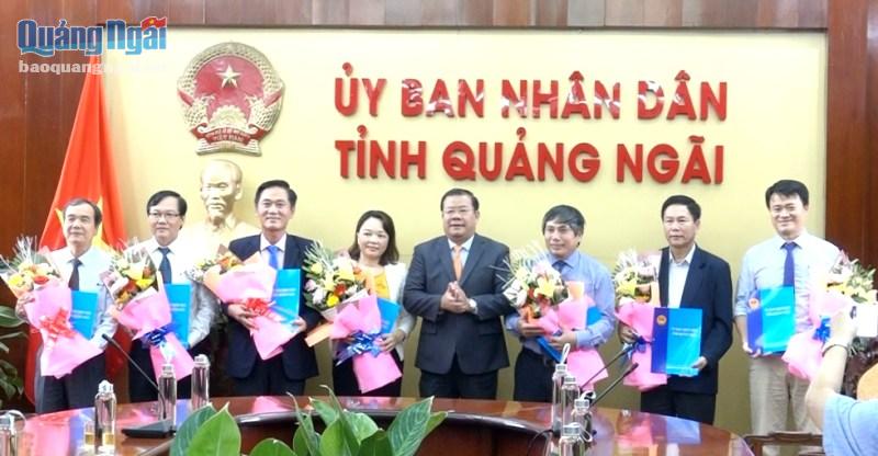 Phó Chủ tịch Thường trực UBND tỉnh Nguyễn Tăng Bính trao các Quyết định của Chủ tịch UBND tỉnh 